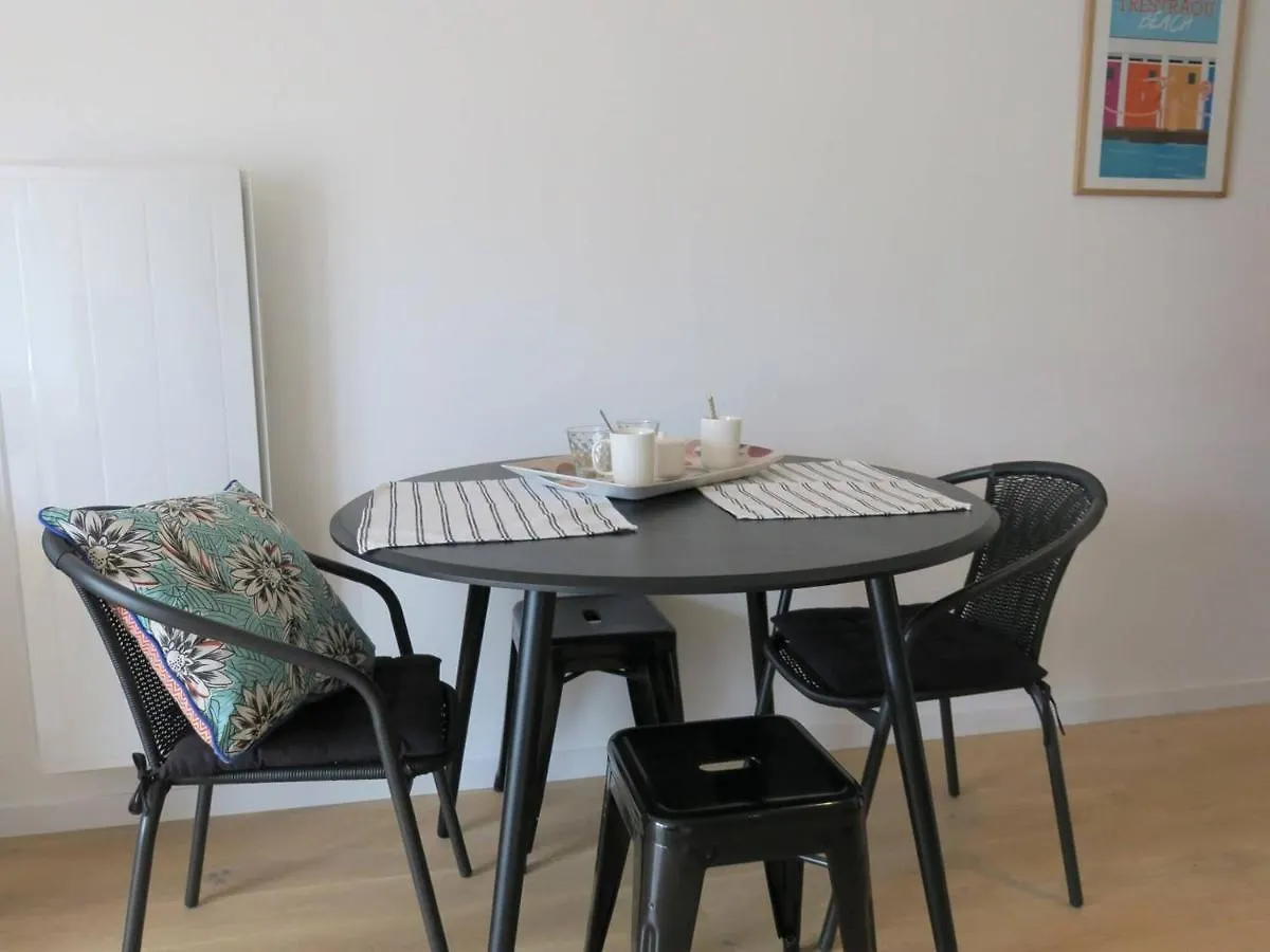 Appartement Renove Avec Balcon, Parking Et Acces Direct A La Plage De Trestraou - Perros-Guirec - Fr-1-368-260 0*,